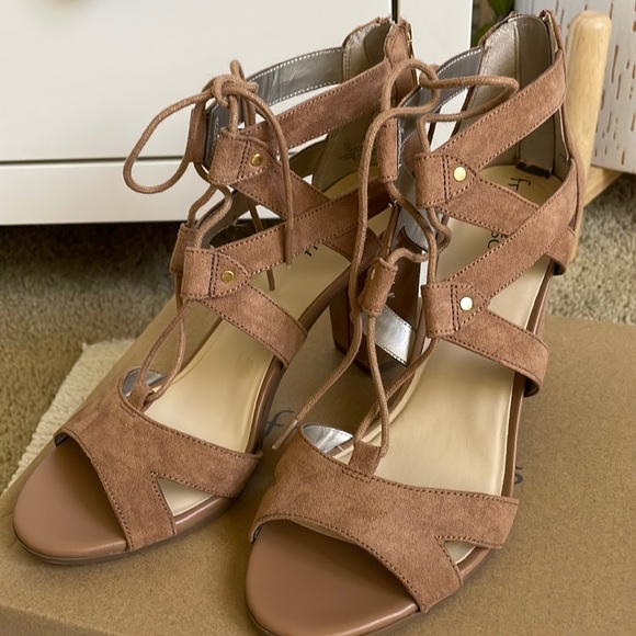 Caged tie heeled sandals - Picture 1 of 3